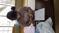 手形アートをしている
