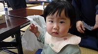 お座りしている