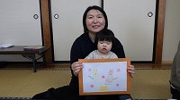 完成した手形アートを持って記念写真