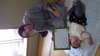 完成した手形アートを持って記念写真