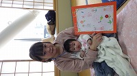 完成した手形アートをもって記念写真