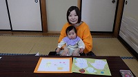 完成した手形アートを持って記念写真