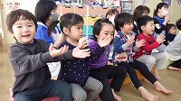 ハッピーバースデーの歌を歌ってお祝いする２歳児たち