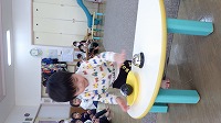 卓上ベルを鳴らそうとする子ども
