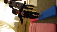 積み木を渡る子ども