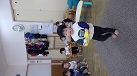 お皿に乗せたボールを運ぶ子ども