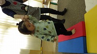 積み木を渡り歩く子ども