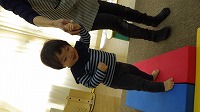 積み木を渡り歩く子ども