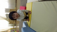 ハイハイマットを上る子ども