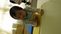 ハイハイマットを渡る子ども