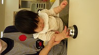 卓上ベルを鳴らす子ども