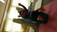 大型すべり台を滑る子ども