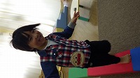 積み木を渡る子ども
