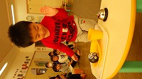 卓上ベルを鳴らそうとする子ども