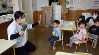 先生の話を聞く子ども達