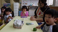 ピーマンを触っている子ども達