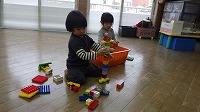 ブロックを組み立てて遊んでいる子ども達