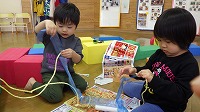 廃材を使って工作を楽しんでいる子ども達