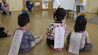 心の中にあるやっつけたい鬼を背中に貼っている子ども