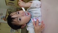 ヨーグルトを自分で食べる女の子