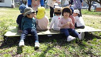 公園で遊ぶ子ども