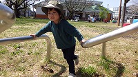 公園で遊ぶ子ども