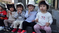 お外でおやつだよ