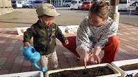 お母さんと男の子が水をかけている