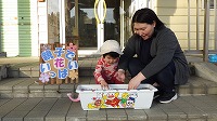 お母さんとお母さんが種まきをしている