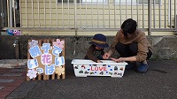 お母さんと男の子が種まきしているしている