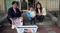 お父さん、女の子、お母さんが水をかけている