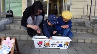 お母さん、男の子、お姉さんが種をまいている