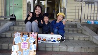 お母さん、男の子、女の子の笑顔