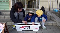 お母さん男の子お兄さんが種をまいている