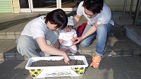 お母さん、女の子、お父まいているまいている