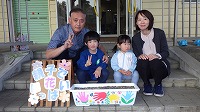 お父さん、お兄さん、女の子、お母さんの笑顔