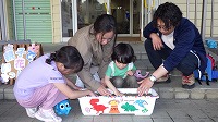 お姉さん、お母さん、男の子、お父さんと種をまいている