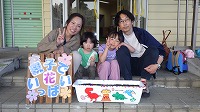 お母さん、男の子、お姉さん、お父さんの笑顔