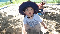 砂の中からあおむし発見