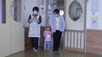 先生、男の子お母さんと一緒に手を繋いでいる