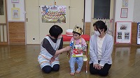 先生にインタビューされている男の子、隣にお母さん