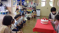 みんなに見守られている男の子