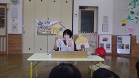 ３匹の子ぶたのペープサートをする先生