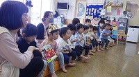 ペープサートをみる子ども達