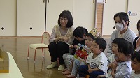 ペープサートを見る子ども達