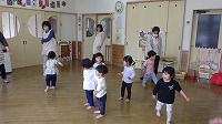 体操を踊る子ども達と先生