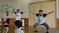 体操を踊る先生