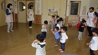 体操を踊る先生とお子ども達