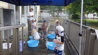 テラスで水遊び