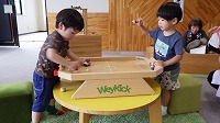 木のおもちゃ楽しいなー